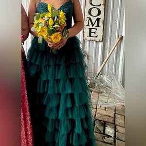 Dave and Johnny emerald green formal dress size 11/12 with no alterations